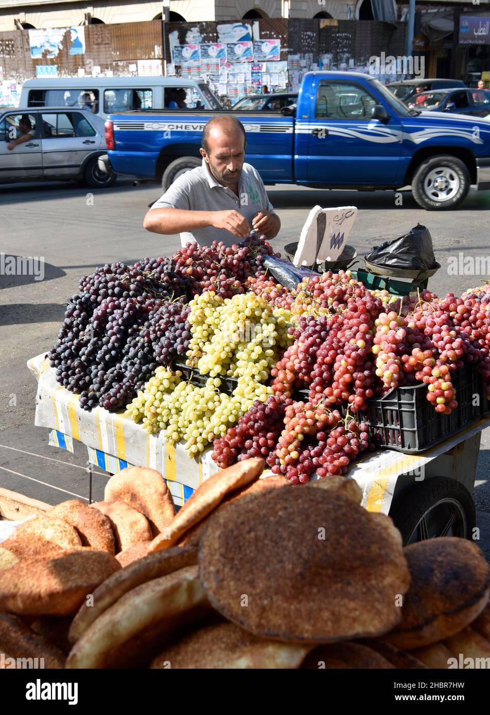 Venditore di pane di strada e frutta, Tripoli (trabablo), Libano settentrionale. Foto Stock