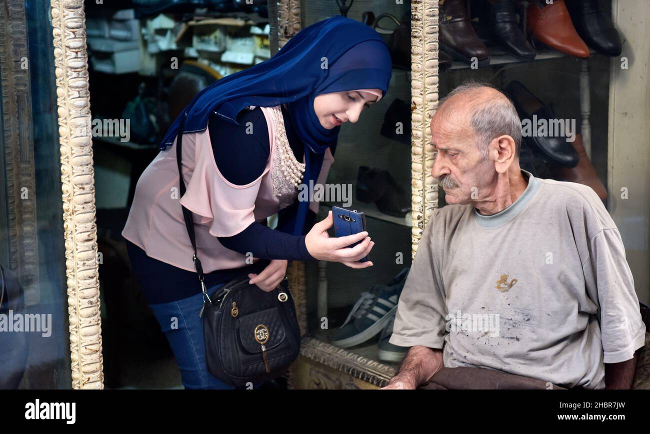 Scena nel souk (mercato), Tripoli (traboante), Libano settentrionale. Foto Stock