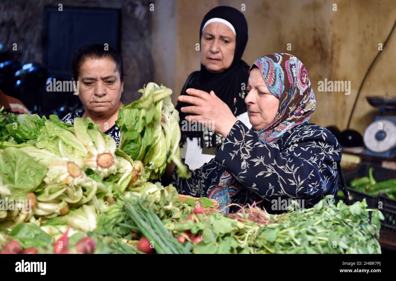 Donne che acquistano verdure nel souk (mercato), Tripoli (traboante), Libano settentrionale. Foto Stock