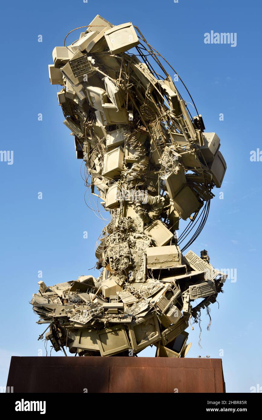 Le Tourbillon, una scultura concettuale di 1995 7mx4m del defunto artista nato a Tripoli Mario Saba (1962-2011), Tripoli (trabola), Libano settentrionale. Foto Stock