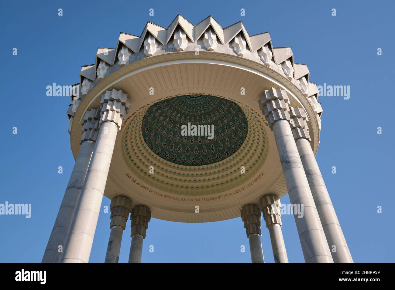 L'iscrizione alla libertà sotto la cupola commemorativa nel parco delle vittime della repressione. A Tashkent, Uzbekistan. Foto Stock