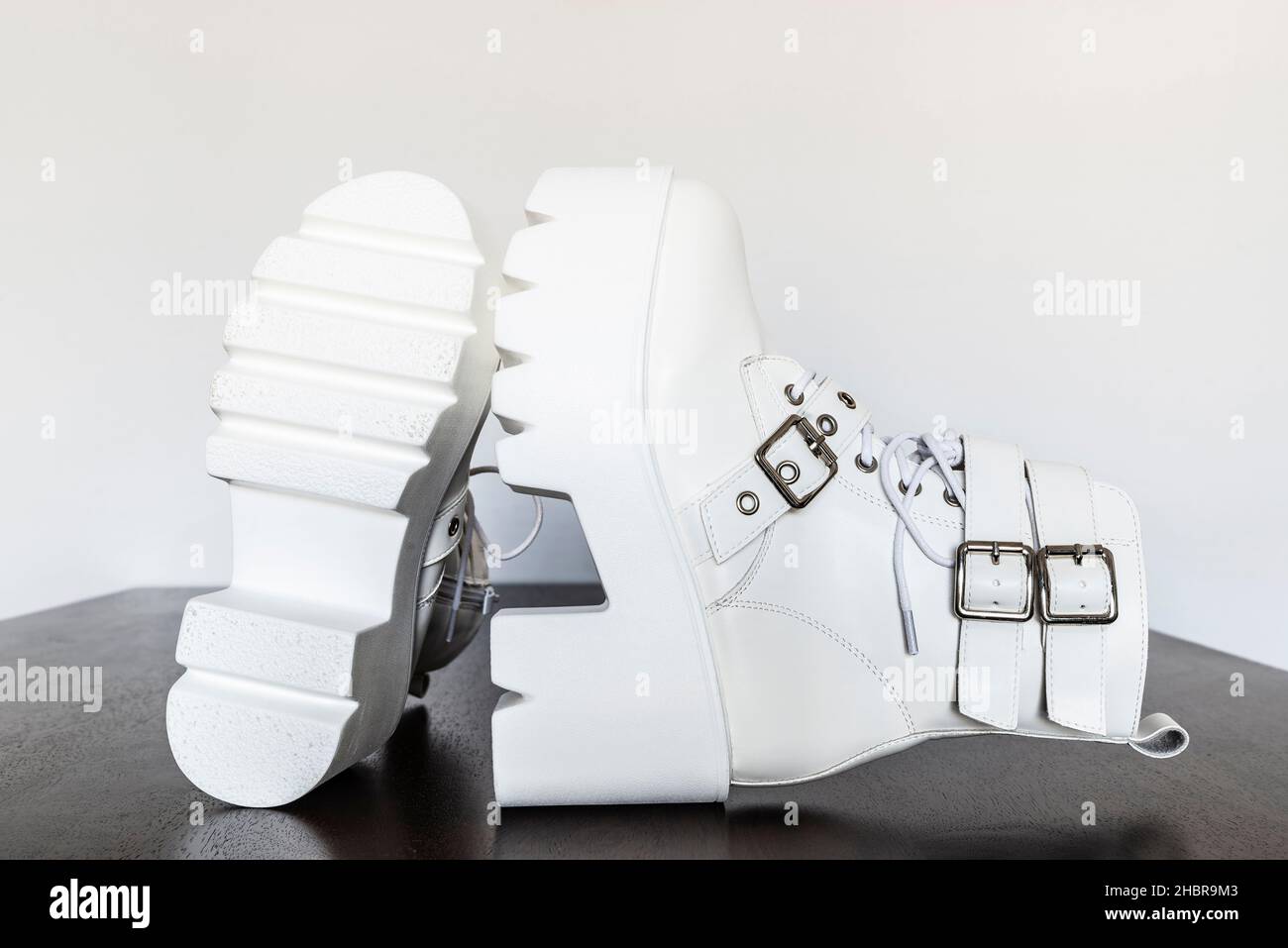 Moderni stivali a plateau bianchi con fibbie e lacci con suola spessa in plastica Foto Stock