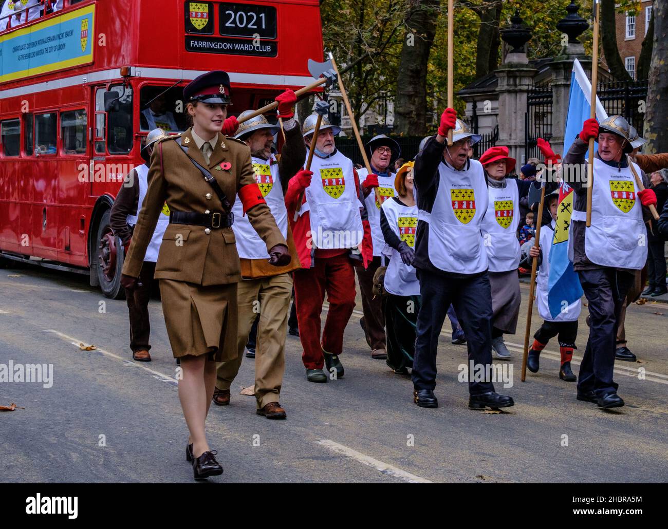 Farringdon Ward Club galleggiante e marchers al Lord Mayor’s Show 2021, Londra, Inghilterra. Uomini con stemma e ufficiale dell'esercito femminile in uniforme abito. Foto Stock