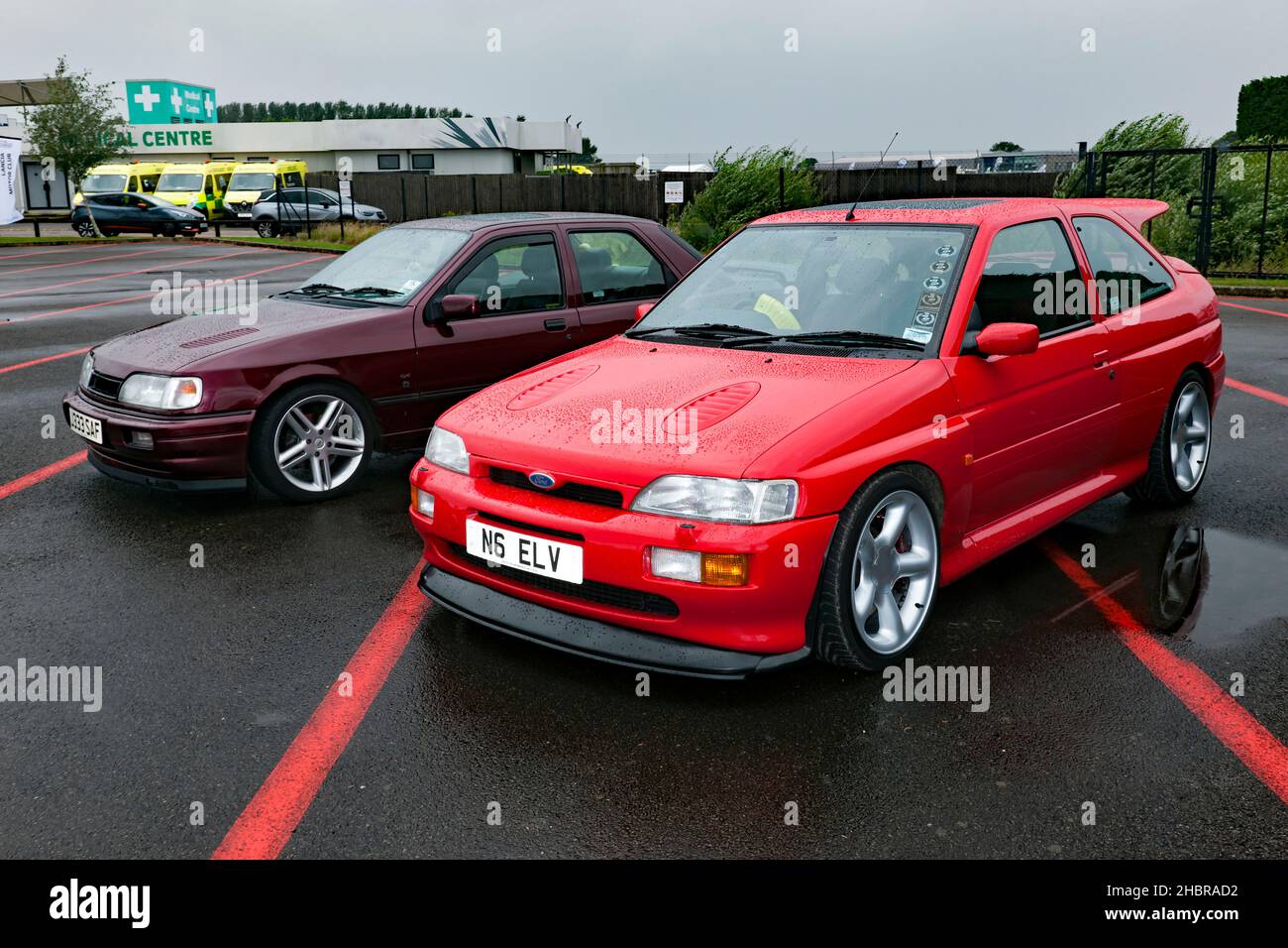 Vista frontale di tre quarti di una Red, 1995, Ford Escort RS Cosworth, in mostra al Silverstone Classic 2021 Foto Stock