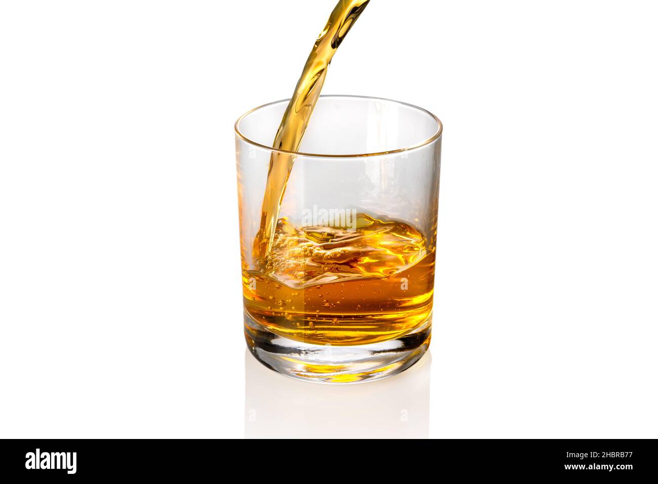 Whisky, whiskey o bourbon versando in vetro whisky isolato su bianco, spazio copia Foto Stock