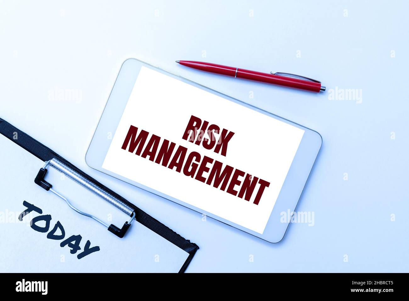 Ispirazione che mostra la gestione dei rischi dei segni. Business showcase valutazione di rischi finanziari o problemi con procedure smartphone con voce e. Foto Stock