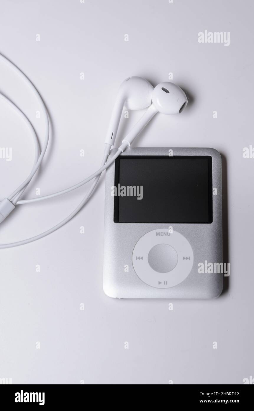 Apple iPod nano di generazione 3rd con auricolari su sfondo bianco, vista  ravvicinata direttamente dall'alto Foto stock - Alamy