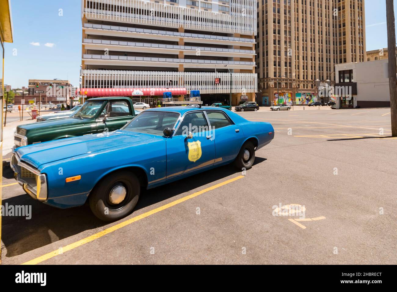 Auto della polizia blu d'epoca parcheggiata auto da poliziotto americano d'epoca usata per le riprese della serie TV nel parcheggio di Memphis, Tennessee, USA Foto Stock