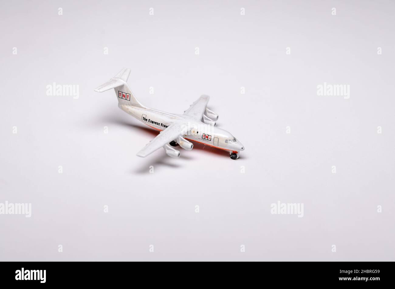 Modello del British Aerospace 146 (Bae-146) con livrea TNT Air Cargo, vista ravvicinata su sfondo bianco Foto Stock