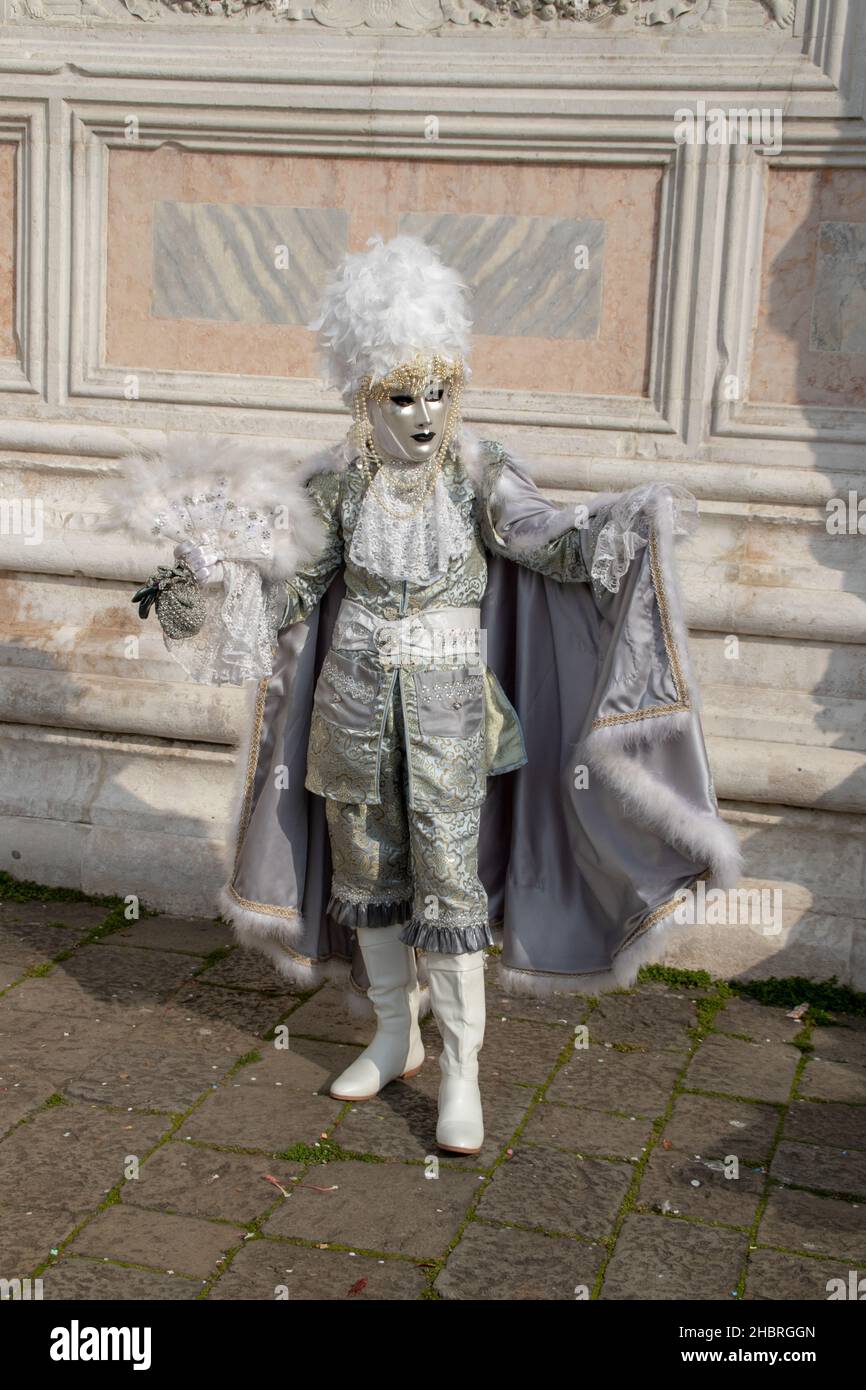 VENEZIA, ITALIA - 05 marzo 2019: Un colpo verticale di un nobile con un perivig bianco. Il Carnevale di Venezia. Foto Stock