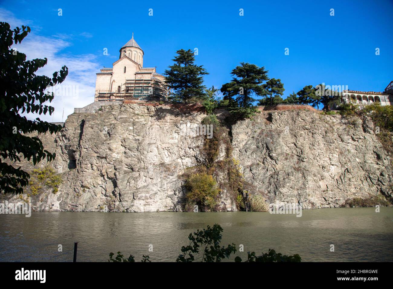 Chiesa di Metekhi sull'alta scogliera che si affaccia sul fiume Kura Foto Stock
