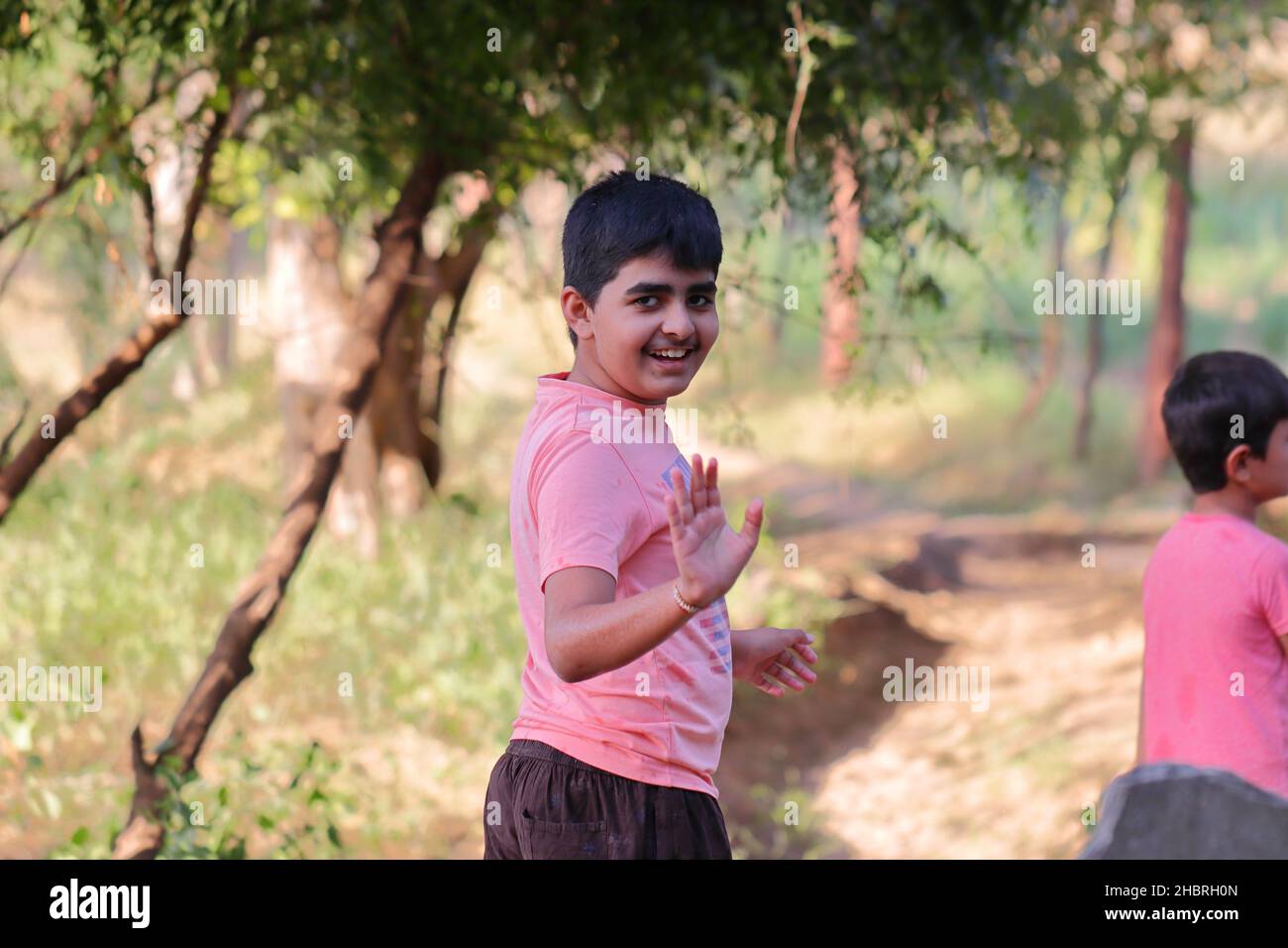 Pali Rajasthan , India -31 ottobre 2021. Primo piano di Un piccolo bambino indiano che sorride alla macchina fotografica Foto Stock