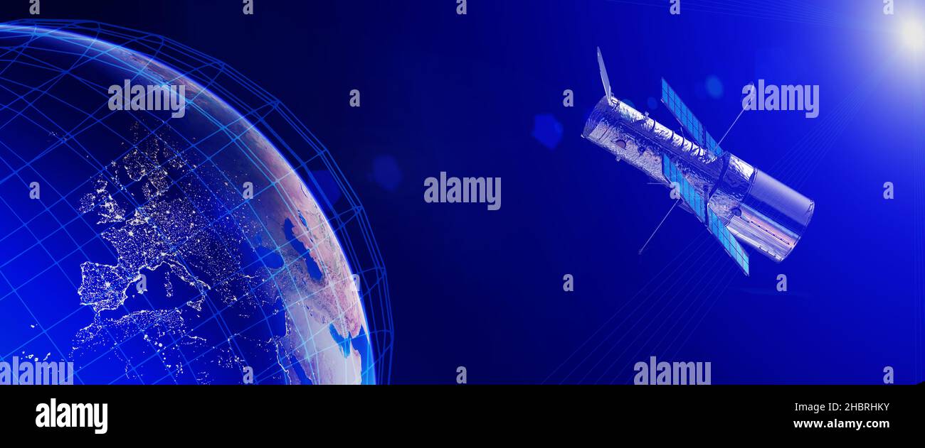 Il suo satellite è in orbita terrestre. Concetto di rete Internet veloce in tutto il mondo. 5G connessione mobile globale. La quarta rivoluzione industriale Foto Stock
