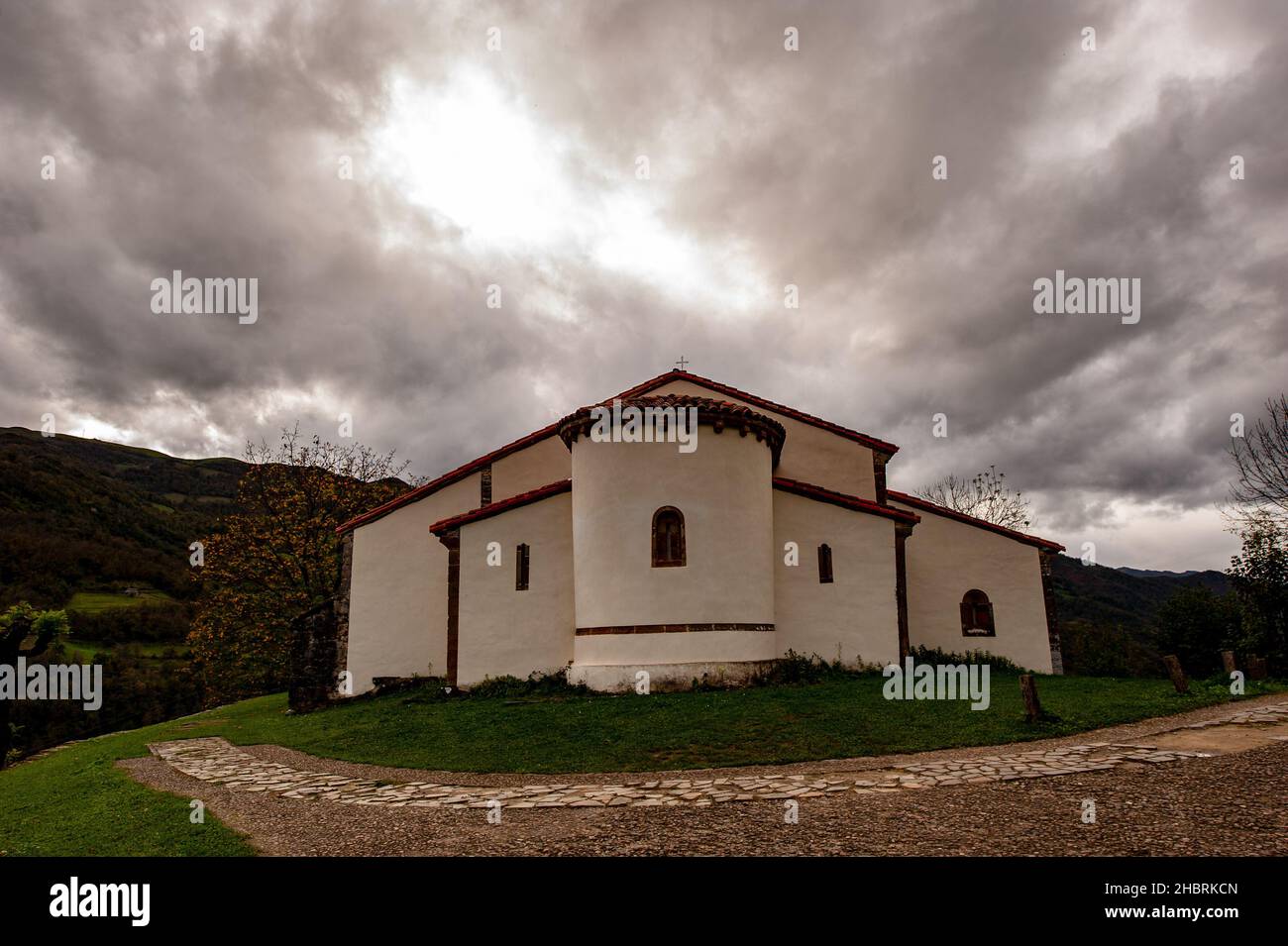 La chiesa romanica di San Vicente de Serapio. Foto Stock