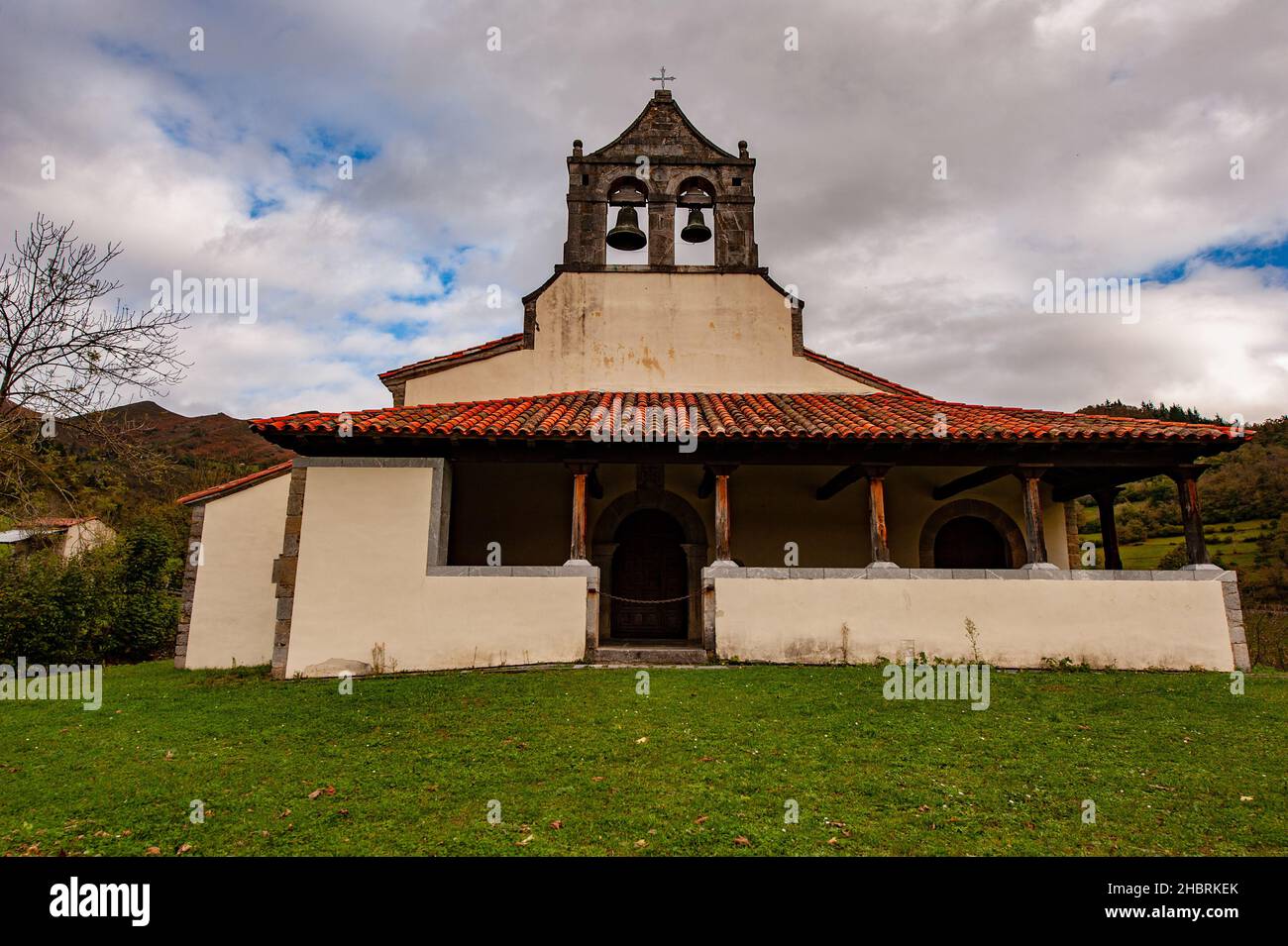 La chiesa romanica di San Vicente de Serapio. Foto Stock