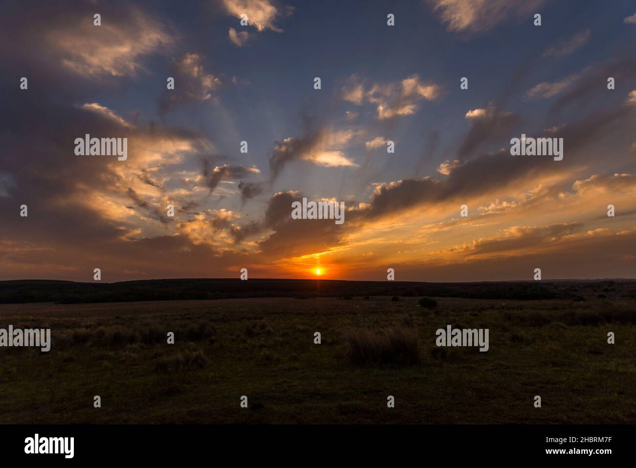 Fotographia centrata del tramonto ultra grandangolare colorato a Misiones, Argentina Foto Stock