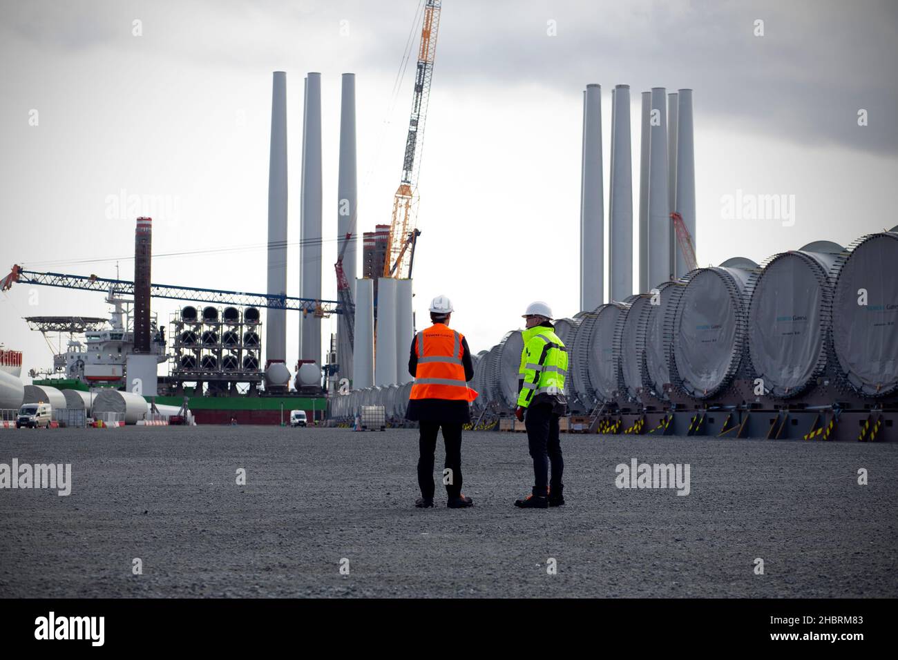 Lavoratori nell'area di Load out e Blade Park della fabbrica di pale offshore Siemens Gamesa nella città di Port di Hull, nella zona orientale dello Yorkshire. Foto Stock