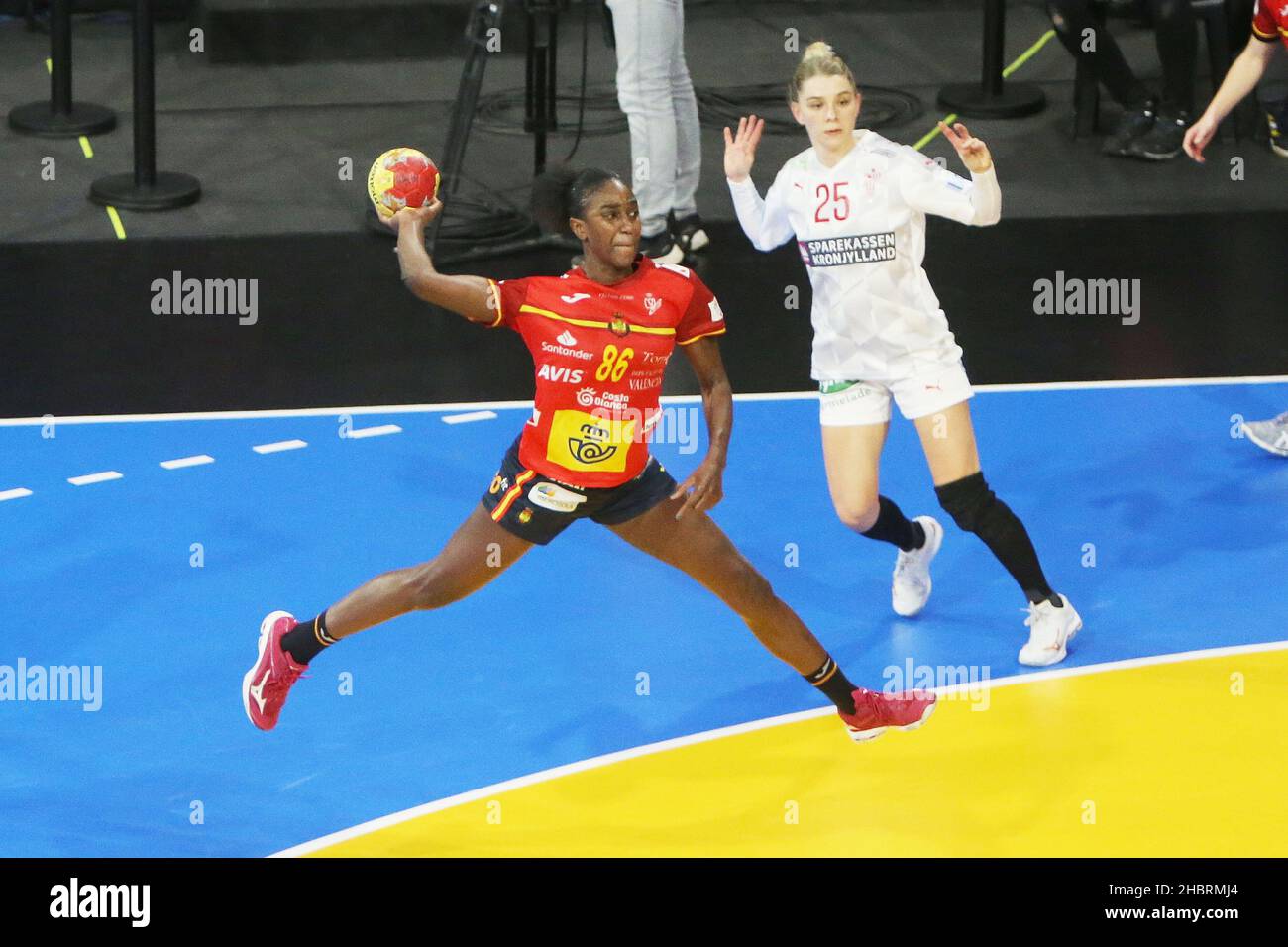 Barcellona (Spagna), 19 dicembre 2021, Alexandrina Cabral Barbosa di Spagna e Trine Ostergaard Jensen di Danimarca durante il campionato mondiale femminile IHF 2021, terza posizione finale di pallamano tra Danimarca e Spagna il 19 dicembre 2021 al Palau d'Esports de Granollers di Barcellona, Spagna - Foto Laurent Lairys / DPPI Foto Stock