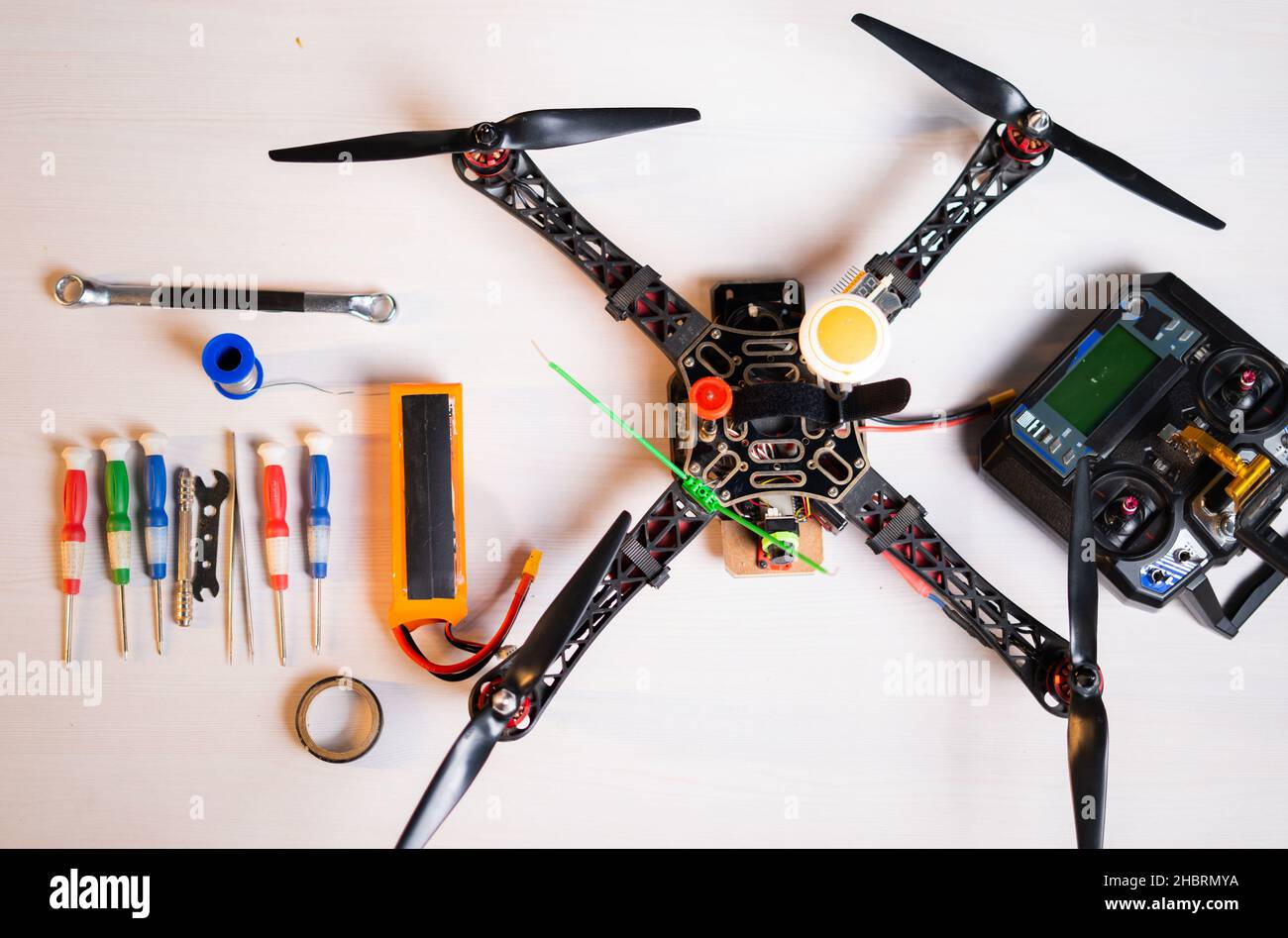Smontaggio di parti di drone o uav e utensili repaur sul tavolo in officina  - concetto di fabbricazione di quadricotteri, realizzazione di droni fai-da- te e assemblaggio Foto stock - Alamy