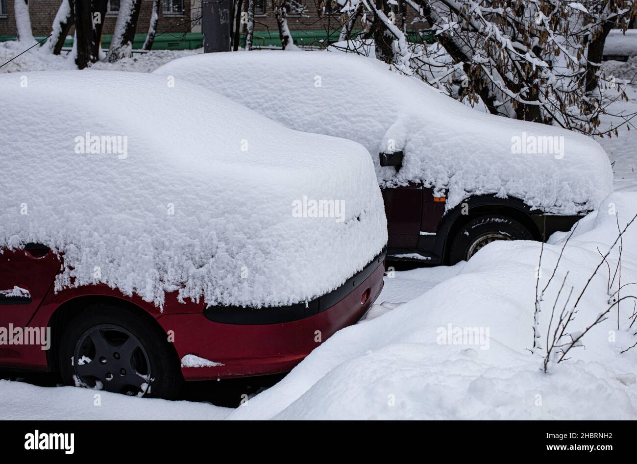 Mosca, Russia - 14 dicembre 2021: Le auto sono coperte di neve . Foto di alta qualità Foto Stock