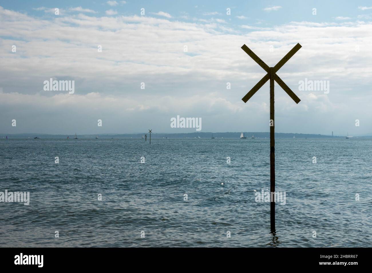 navigazione sul mare un marcatore di navigazione sul litorale Foto Stock