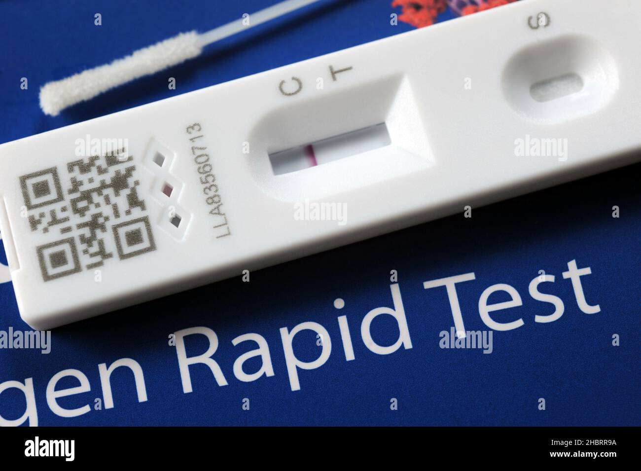 COVID-19 RAPID LATERAL FLOW TEST RE CORONAVIRUS OMICRON PANDEMIC HOME TEST ETC UK Foto Stock