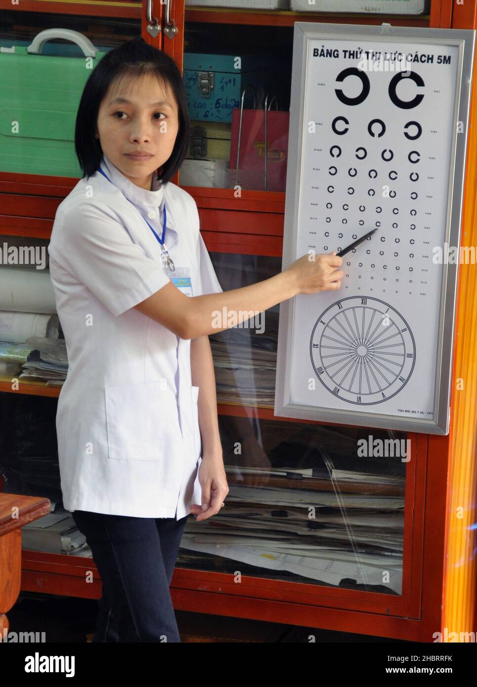 2010s Vietnam: Screening oculare alla Phan Dinh Phung Primary School ca. 29 febbraio 2012 Foto Stock