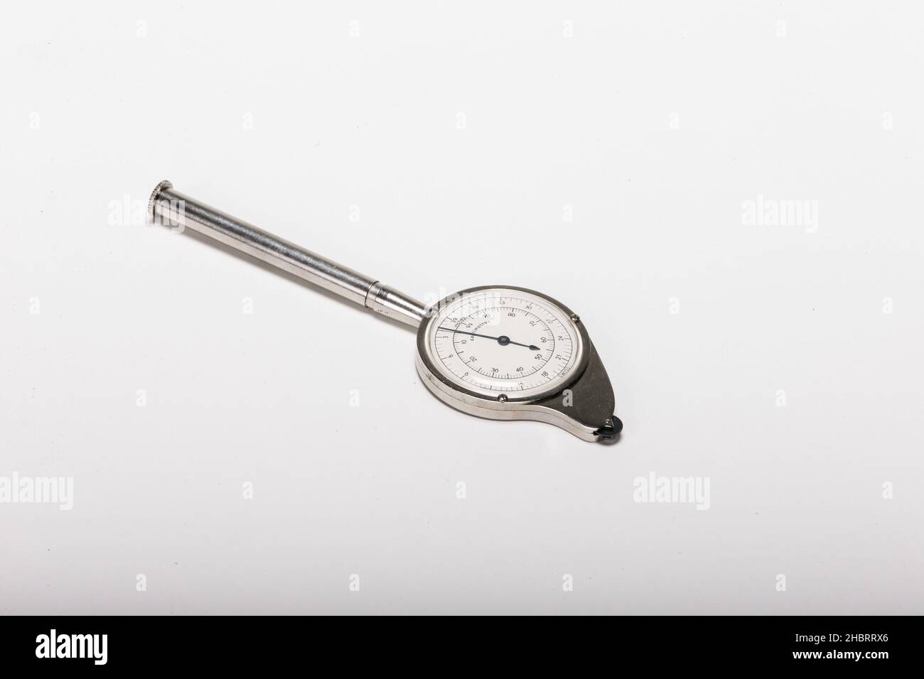 Vintage CIA Tools: Strumento di misurazione mappa - con questo strumento, i cartografi possono misurare distanze lineari sulle mappe facendo scorrere la piccola ruota lungo la linea tra due punti. Quindi hanno calcolato la distanza effettiva dal suolo utilizzando la lettura del quadrante e la scala della mappa Foto Stock