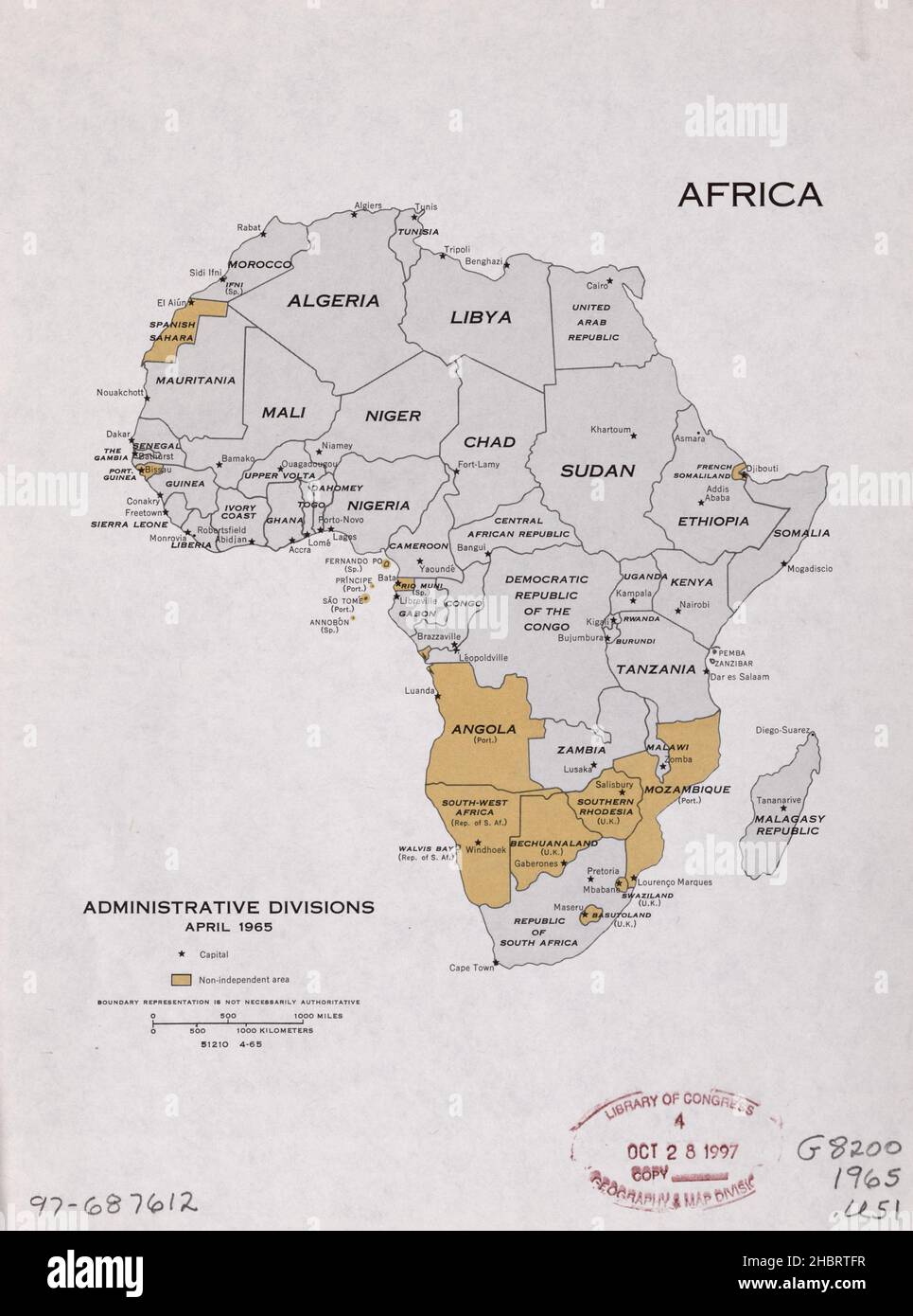 1960s Africa mappa delle divisioni amministrative - mostra i paesi, le capitali e i paesi non indipendenti ca. 1965 Foto Stock