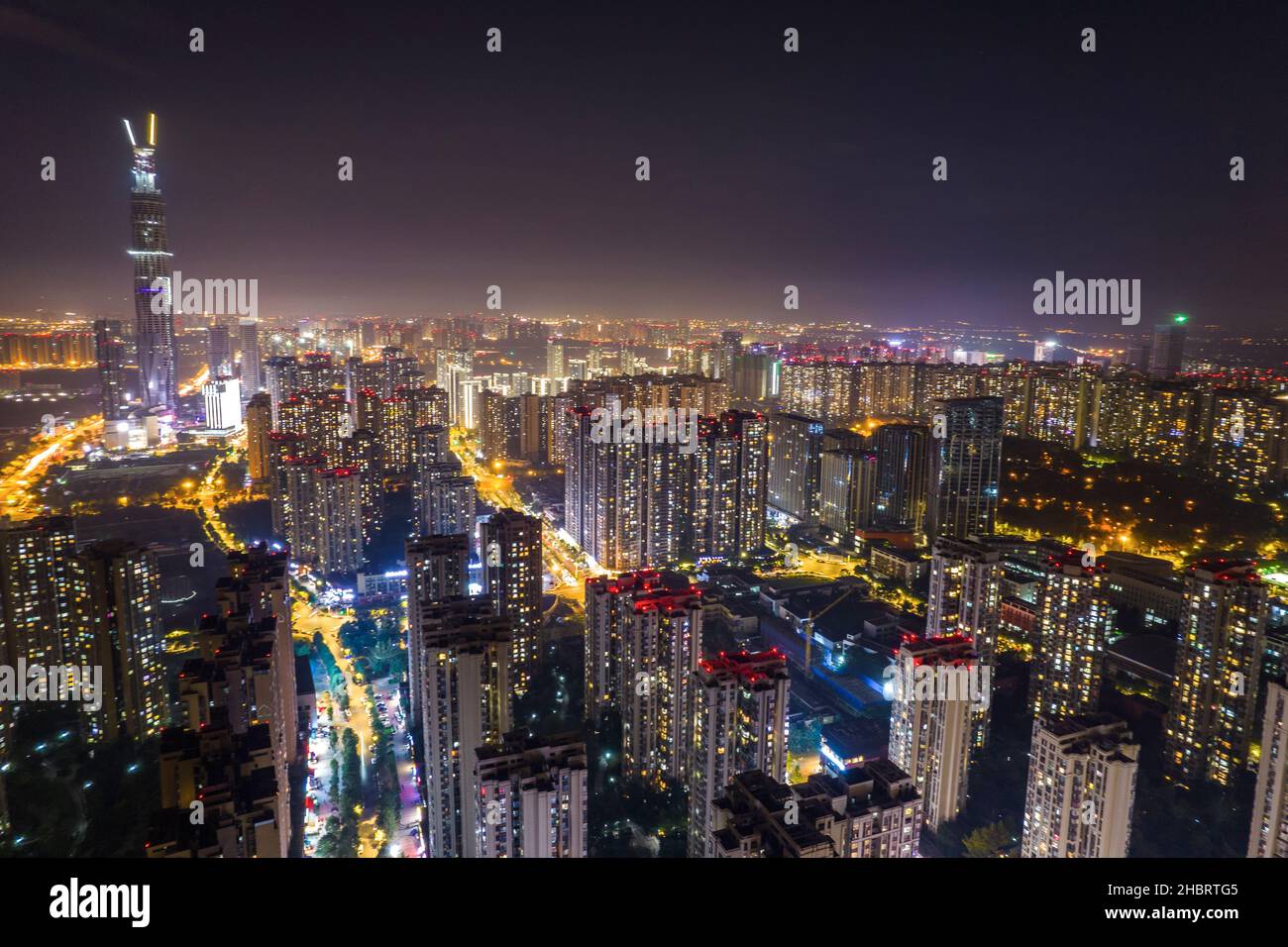 Fotografia aerea del moderno edificio skyline vista notturna di Chengdu, Cina. Foto Stock