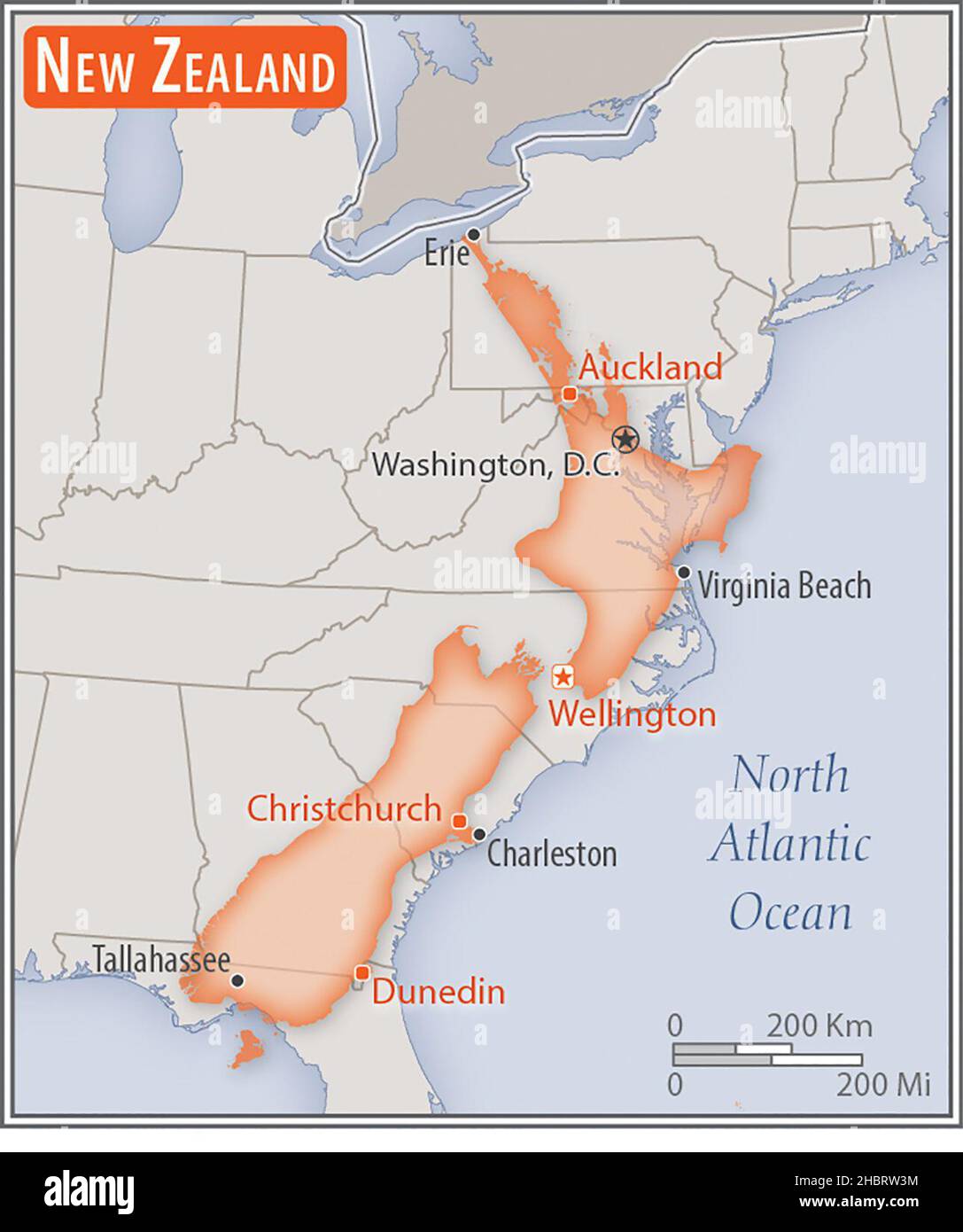 Mappa della Nuova Zelanda. Confronto delle aree di due paesi. L'area della Nuova Zelanda con le città più grandi (rosso) sovrappone l'area degli Stati Uniti d'America (sfondo grigio) ca. 17 febbraio 2014 Foto Stock