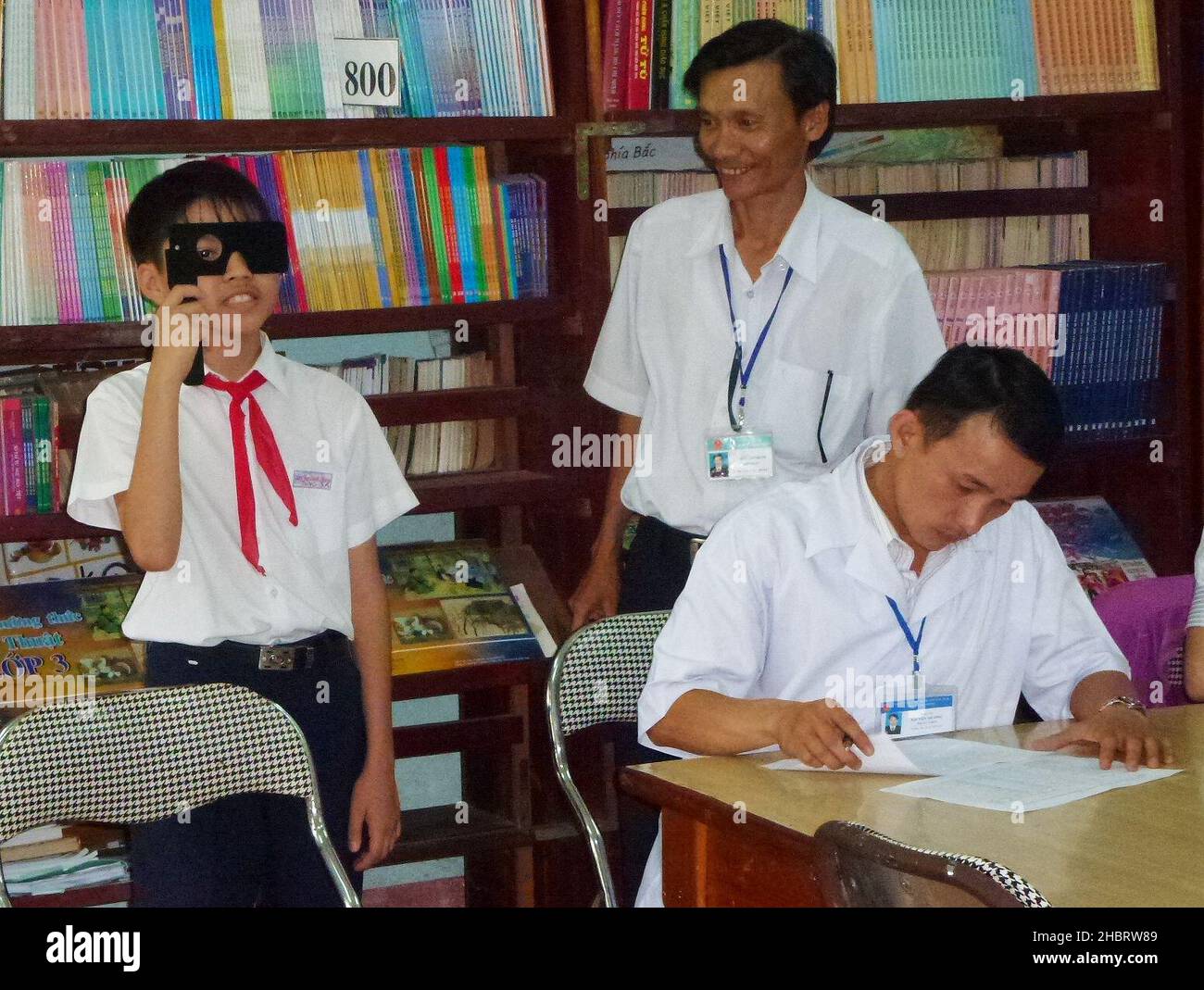 2010s Vietnam: Screening oculare alla Phan Dinh Phung Primary School ca. 29 febbraio 2012 Foto Stock