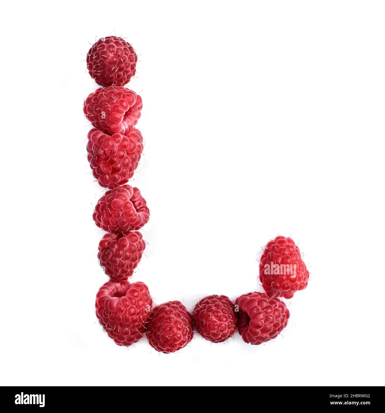 La lettera L dell'alfabeto inglese di lamponi rossi maturi, , isolano su sfondo bianco Foto Stock