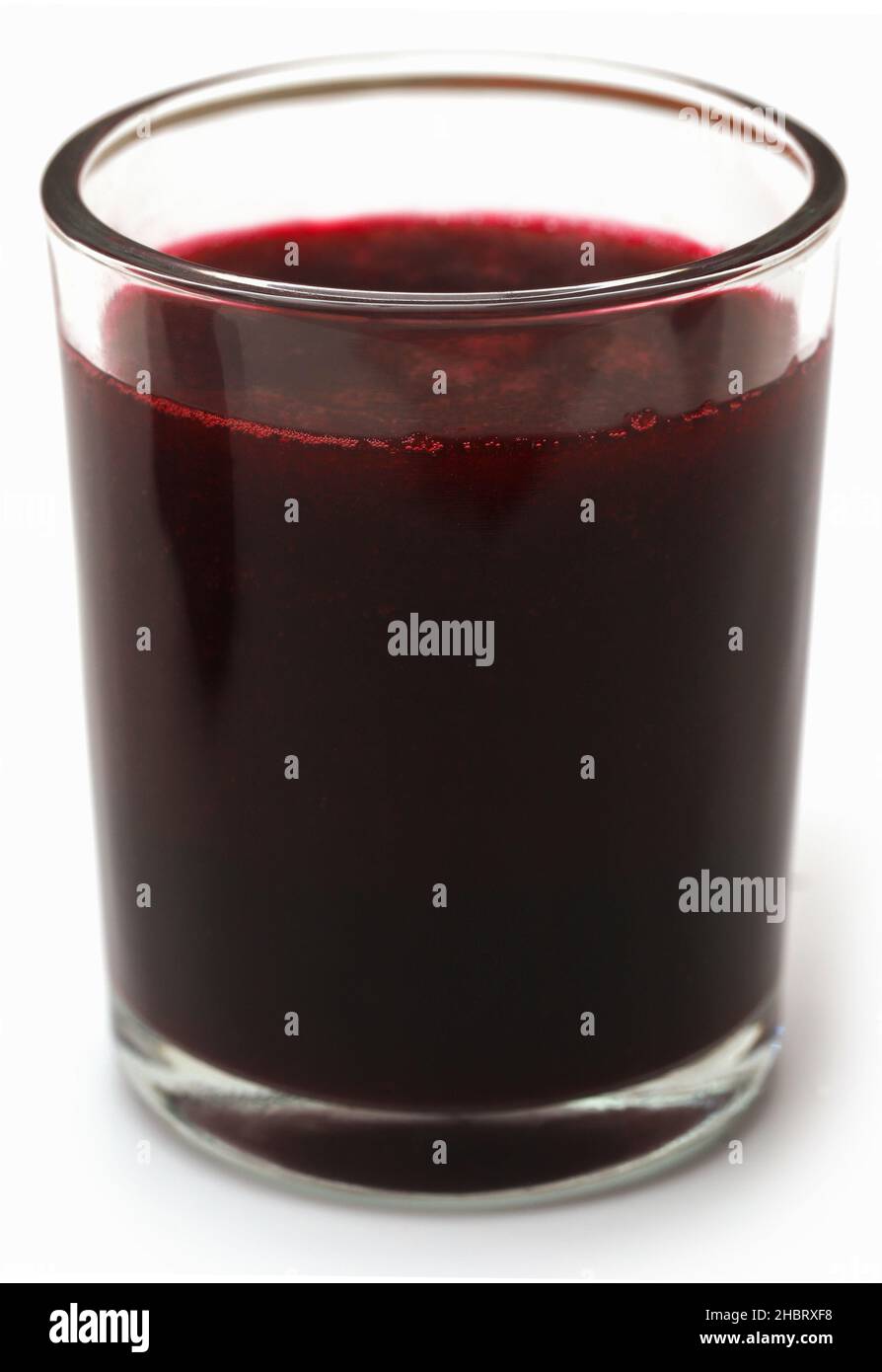 Succo di barbabietola in un bicchiere su sfondo bianco Foto Stock