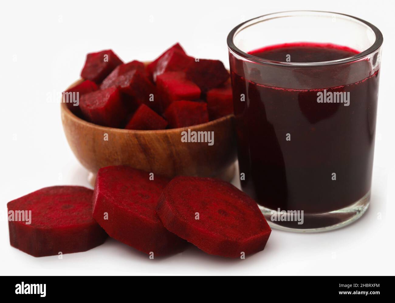 Barbabietola con succo in un bicchiere su fondo bianco Foto Stock