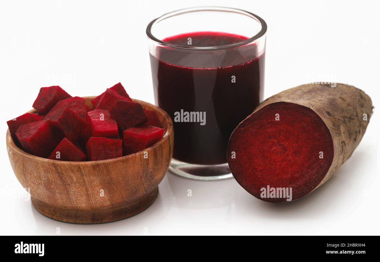 Barbabietola con succo in un bicchiere su fondo bianco Foto Stock