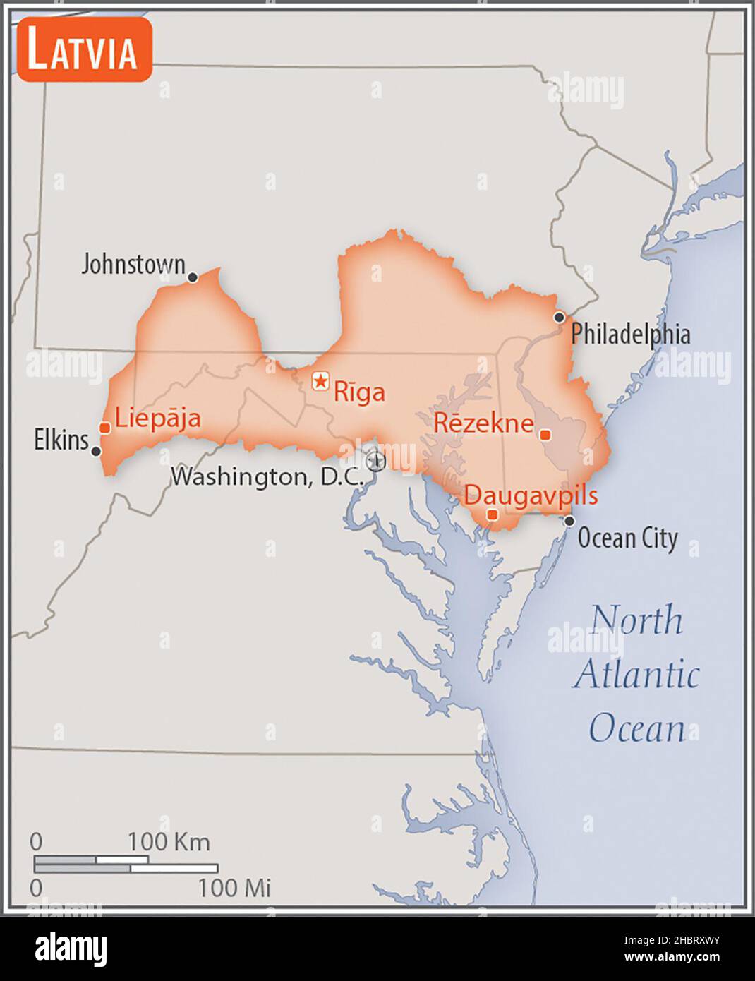 Mappa della Lettonia. Confronto delle aree di due paesi. L'area della Lettonia con le città più grandi (rossa) si sovrappone all'area degli Stati Uniti d'America (sfondo grigio) ca. 17 febbraio 2014 Foto Stock