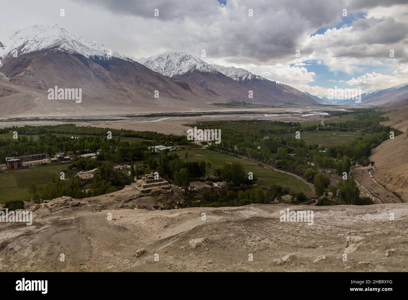 Vista aerea dello stupa buddista e del villaggio di Vrang nella valle di Wakhan, in Tagikistan Foto Stock