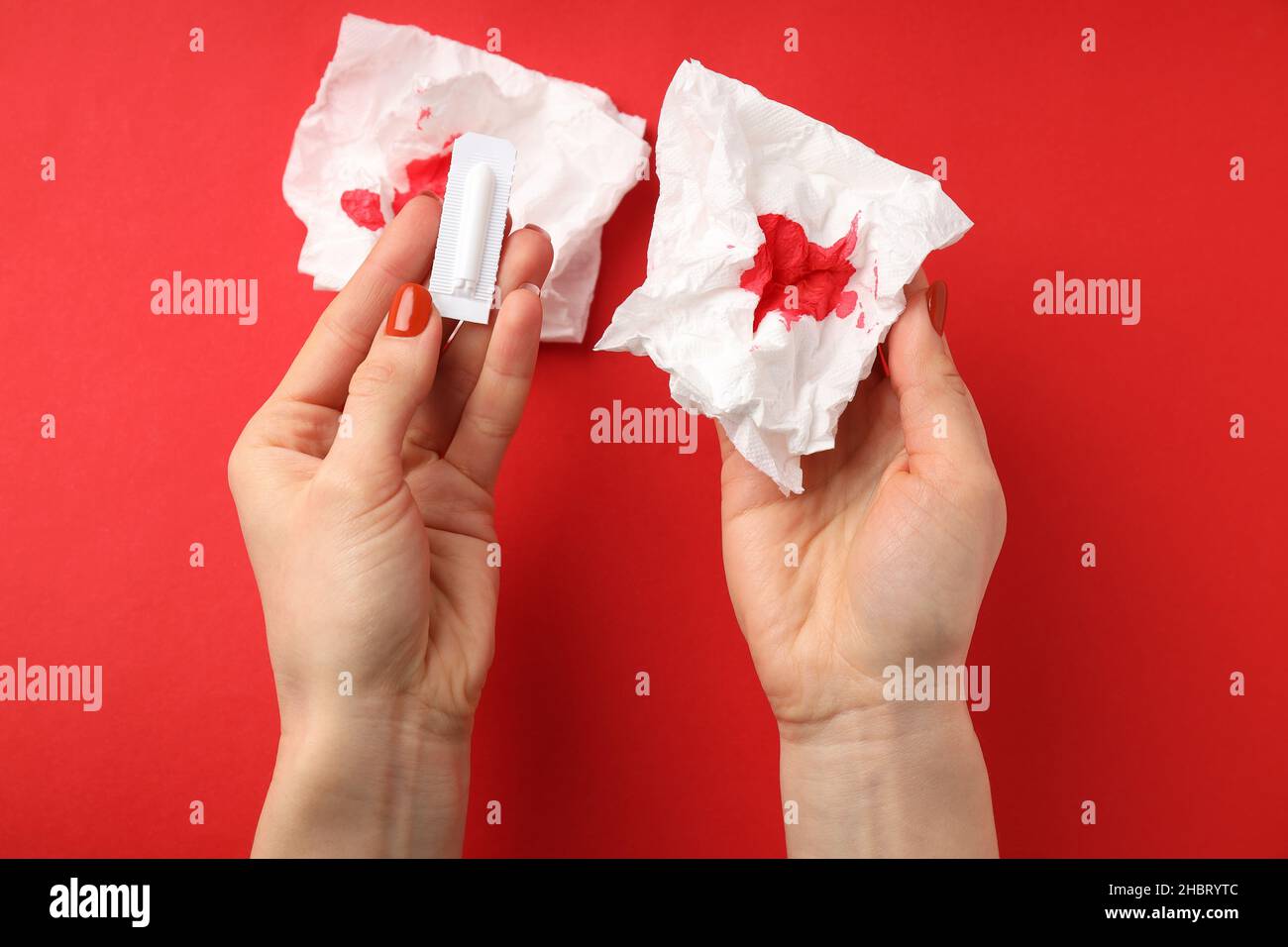 Concetto di assistenza sanitaria con accessori per emorroidi su sfondo rosso Foto Stock