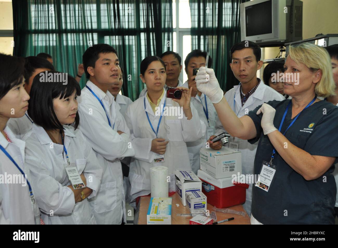 2010s Vietnam: USAID EPT Smithsonian Pathology Training per rilevare malattie infettive emergenti fauna selvatica e altri animali in Vietnam Workshop ca. 17 ottobre 2011 Foto Stock