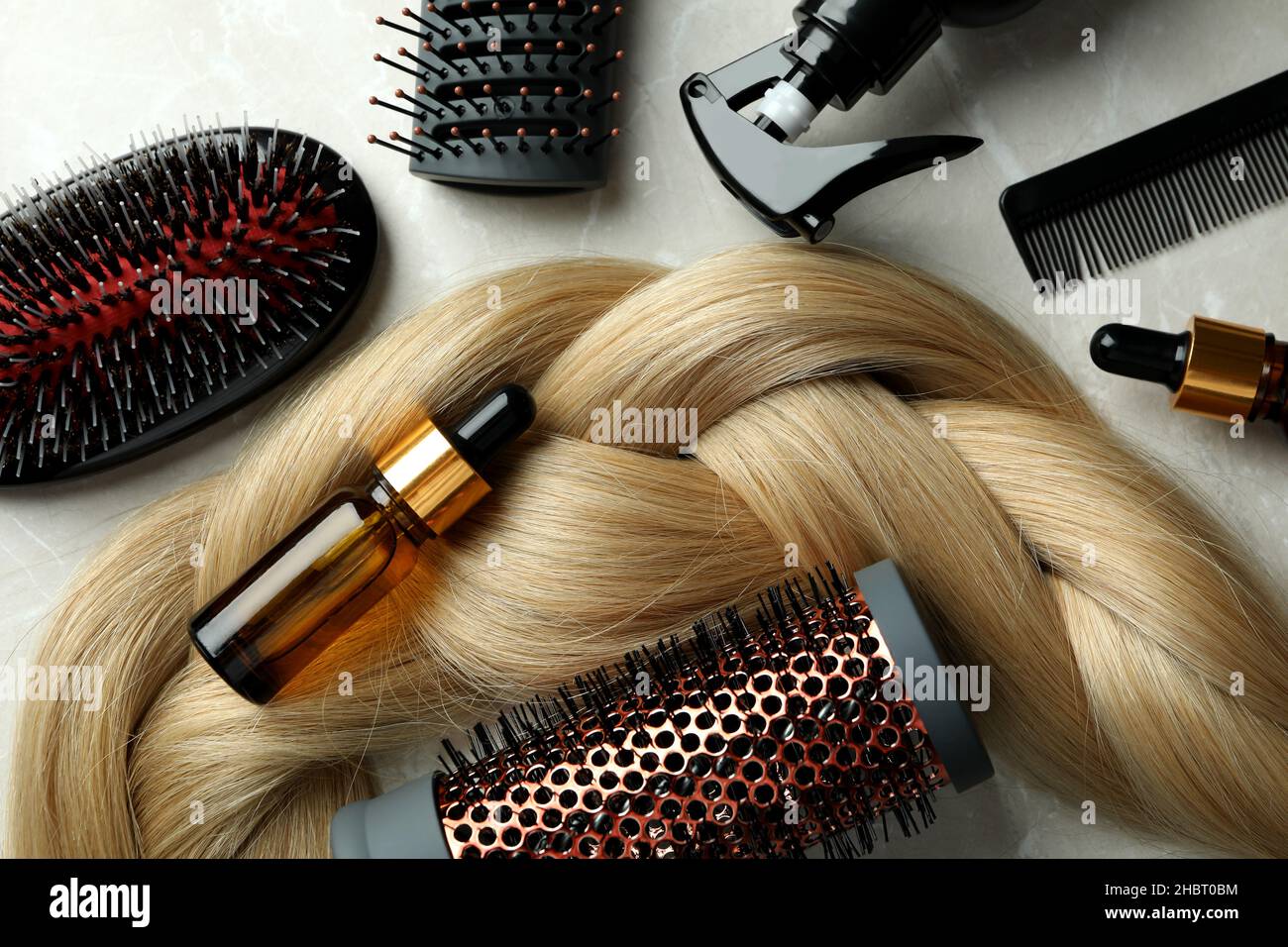 Concetto di cura dei capelli su sfondo chiaro Foto Stock