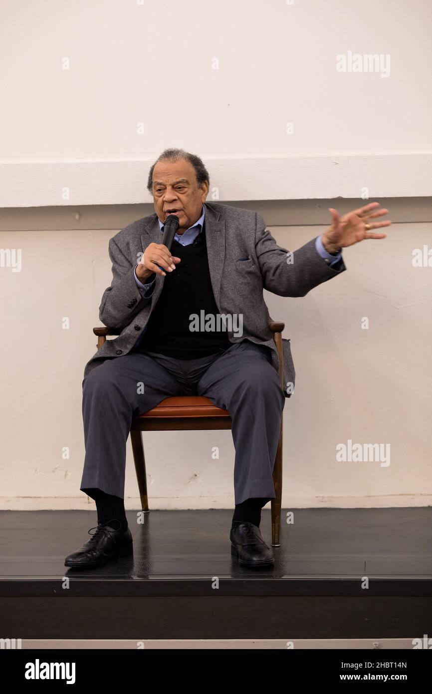 Andrew Young, 89, politico, attivista e stretto confidente di Martin Luther King Jr., parla alla Detroit Charter School nel dicembre 2021. Foto Stock