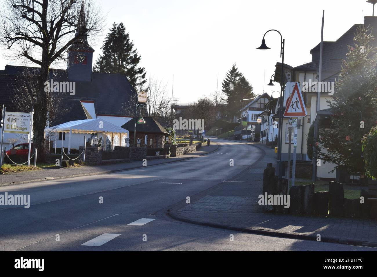 Strada principale del villaggio Nürburg mentre vuoto in inverno Foto Stock
