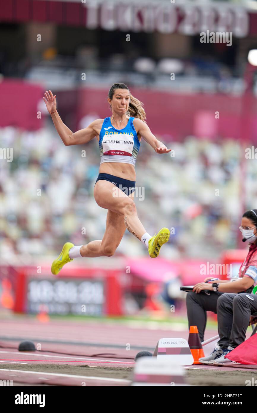 Alina Rotaru-Kottmann partecipa ai Giochi Olimpici di Tokyo 2020 nella disciplina del salto a lungo. Foto Stock