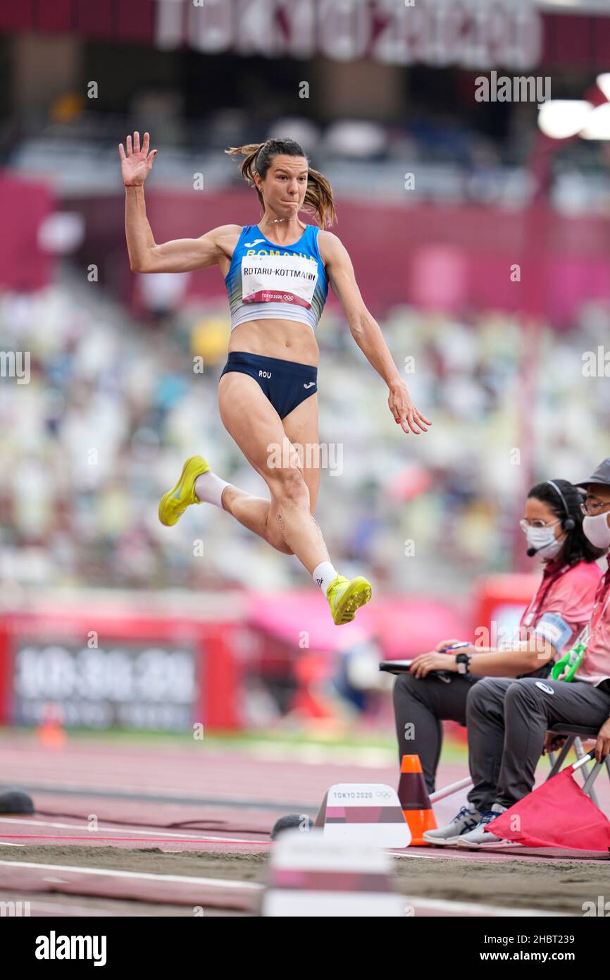 Alina Rotaru-Kottmann partecipa ai Giochi Olimpici di Tokyo 2020 nella disciplina del salto a lungo. Foto Stock