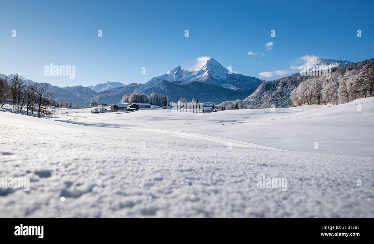 Idilliaco paesaggio invernale bavarese con casali tradizionali, Berchtesgaden, Baviera, Germania Foto Stock