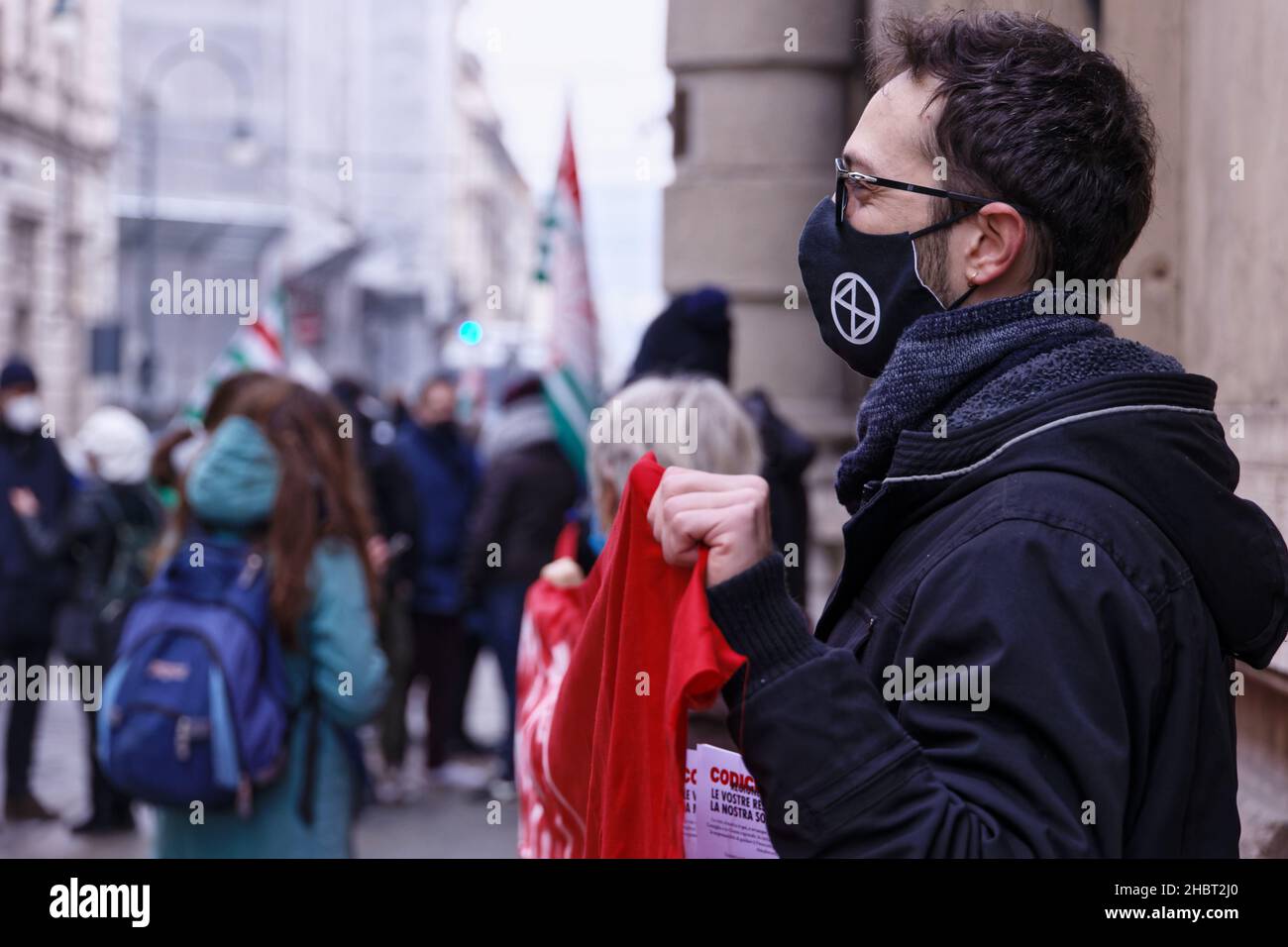 Torino, Italia. 21st Dic 2021. Estinzione gli attivisti della ribellione fanno una scossa all'interno dell'edificio del Consiglio Regionale del Piemonte per chiedere misure contro la crisi climatica. Credit: MLBARIONA/Alamy Live News Foto Stock