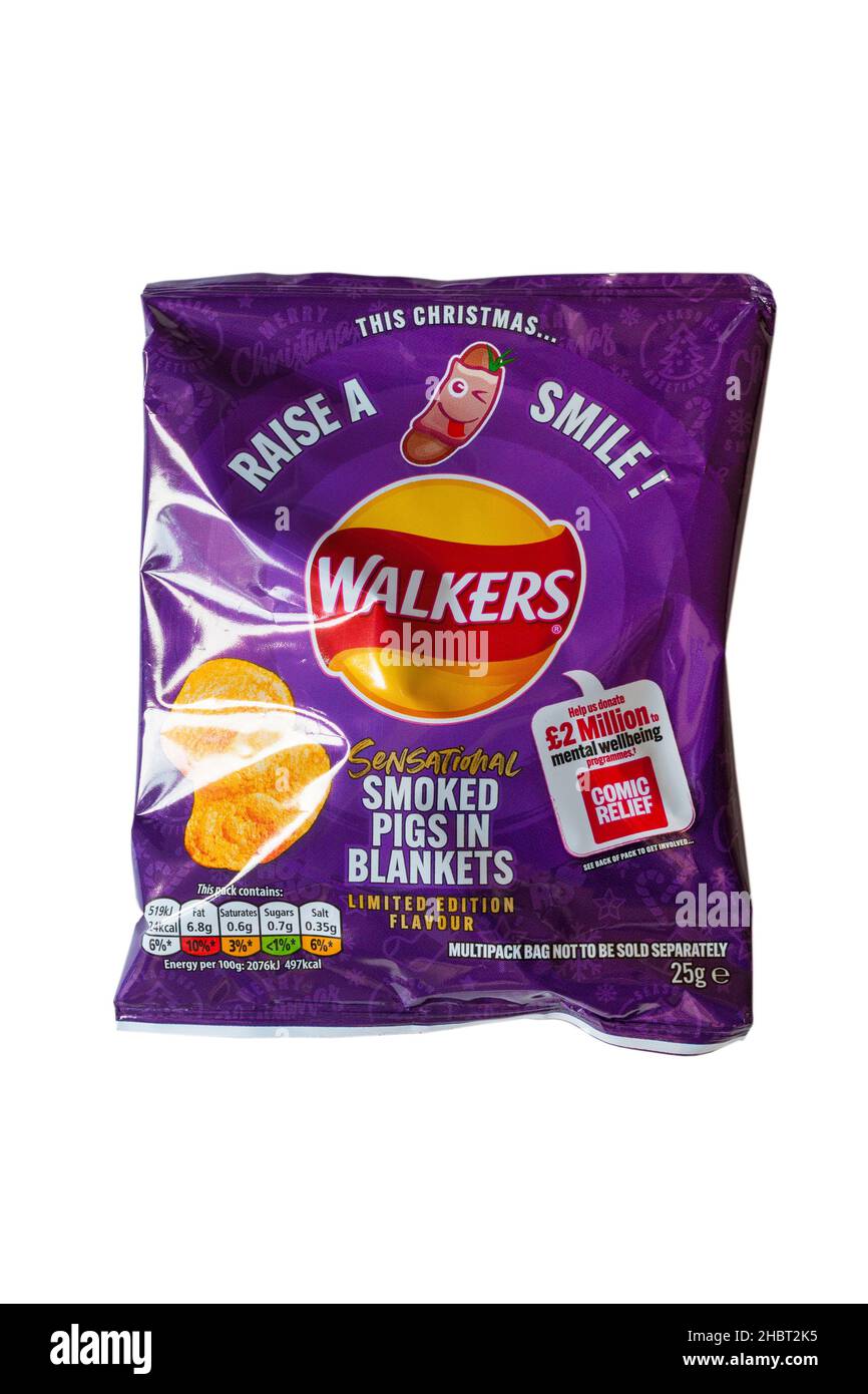 Sacco di Walkers suini affumicati in coperte sapore patate croccanti isolato su sfondo bianco Foto Stock