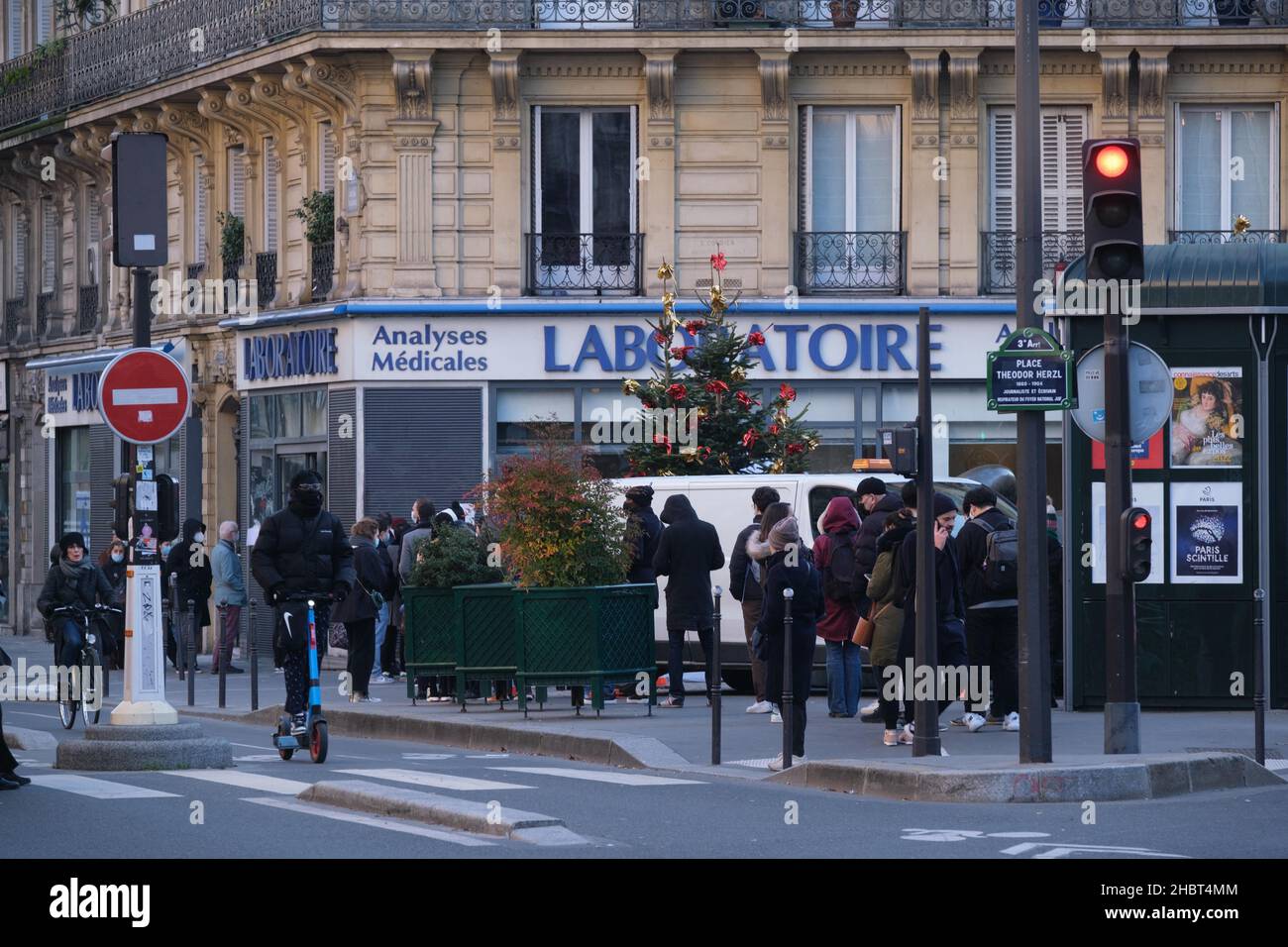 Parigi, Francia. 21st Dic 2021. Nel mezzo delle crescenti contaminazioni COVID 19, i laboratori di analisi medica sono stormed durante l'onda 5th dell'epidemia, a Parigi, Francia, il 21 dicembre 2021. Photo by Pierrick Villette/ABACAPRESS.COM Credit: Abaca Press/Alamy Live News Foto Stock