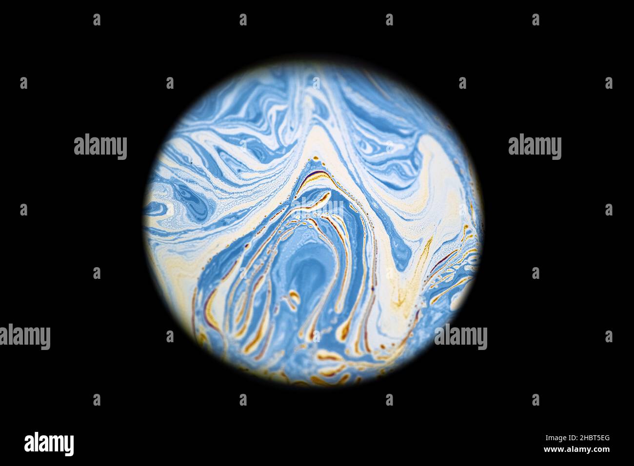 Multicolore psichedelico astratto rotondo pianeta blu nell'universo. Primo piano bolla di sapone come un pianeta alieno su sfondo scuro Foto Stock